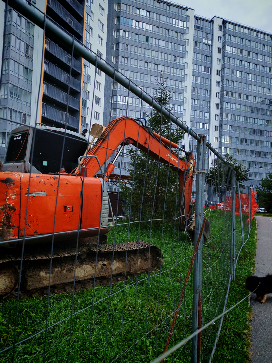 Идёт ремонт подпорной стенки.