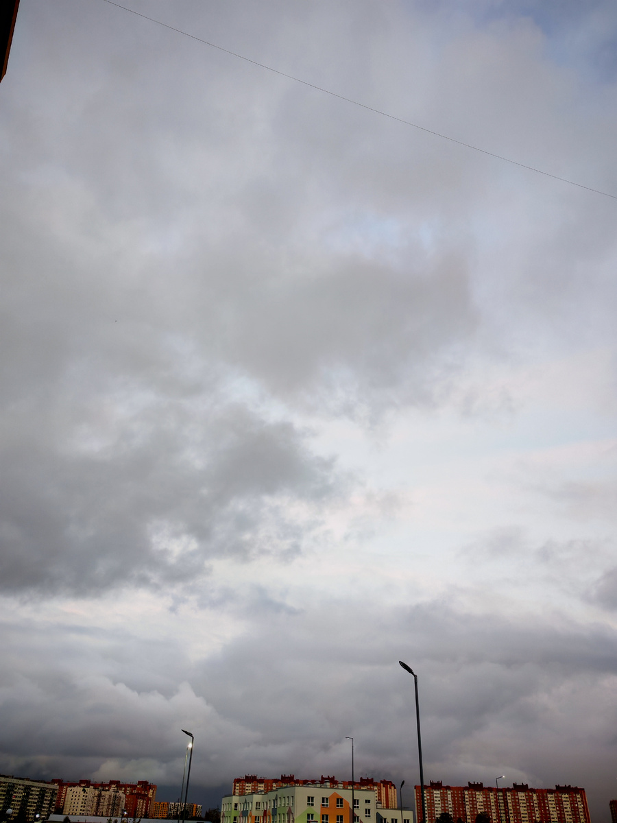 На небе видны какие-то розовые всполохи.