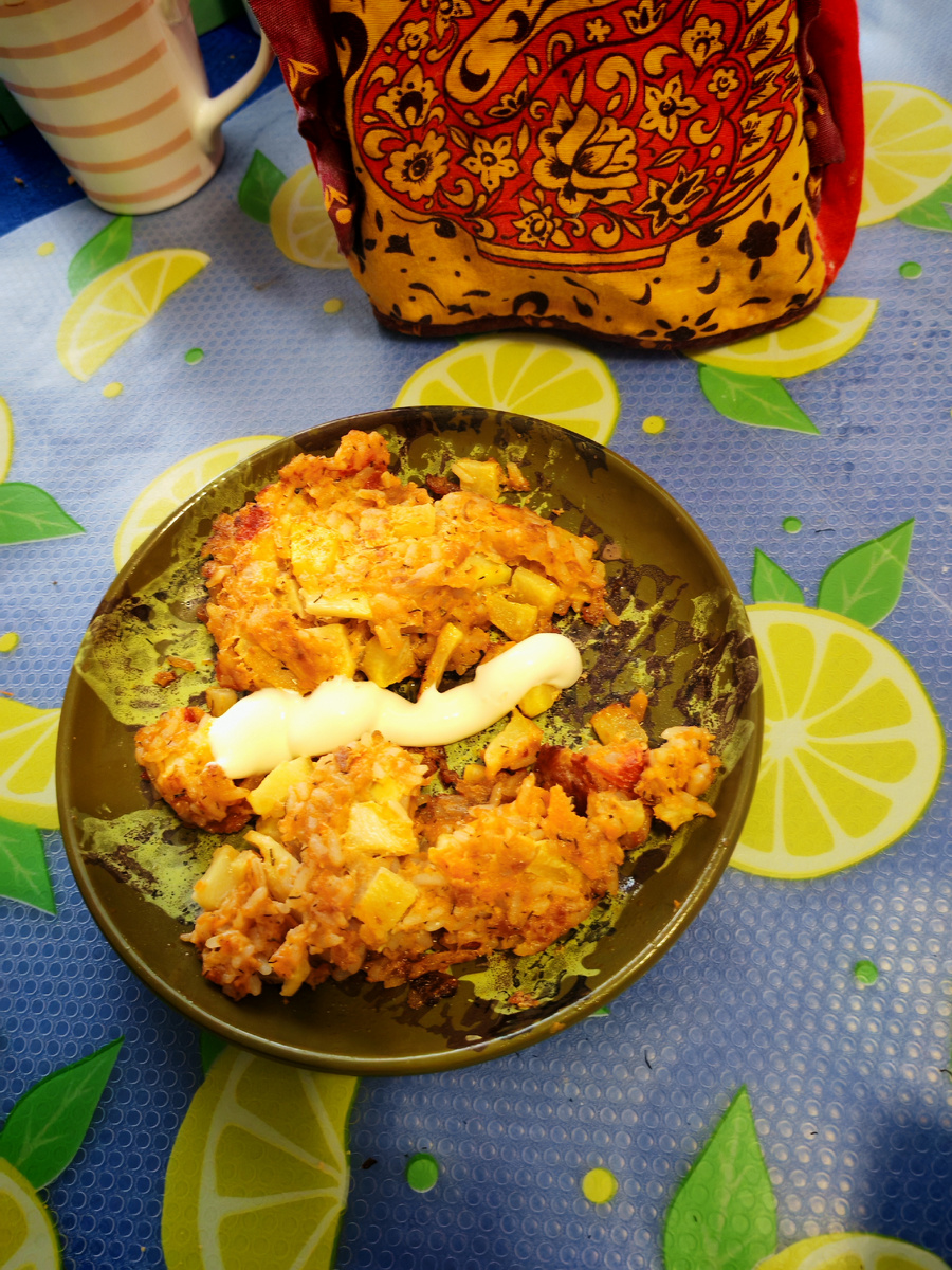 Развалившиеся котлеты с кабачком 😄Под колпаком - кофе.