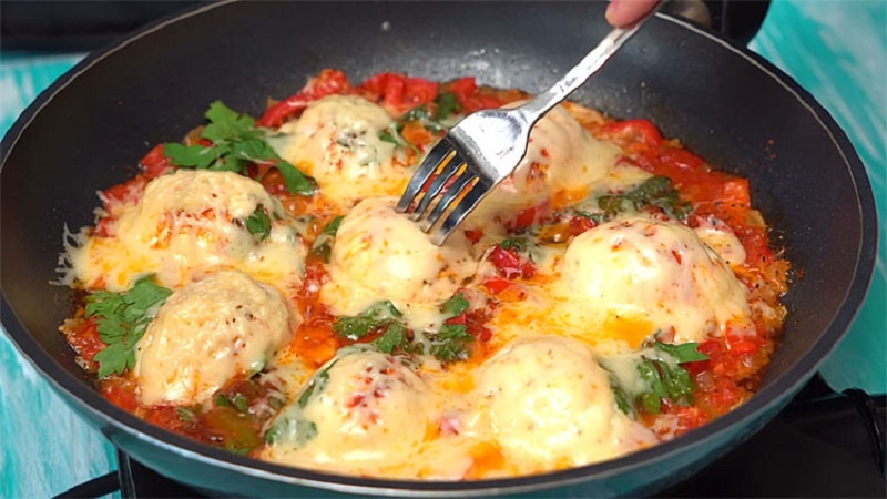 Яйца по-турецки с овощами и сыром: завтрак, который удивит всех