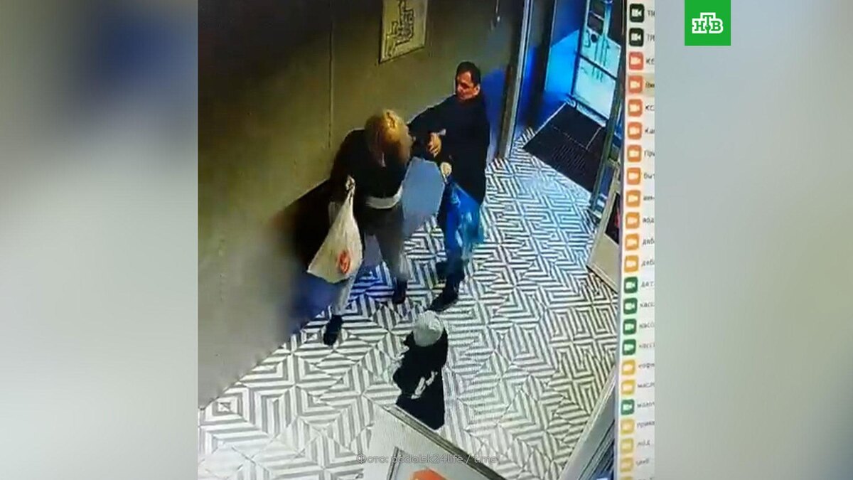    В Подмосковье мужчина избил женщину в магазине на глазах у ребенка