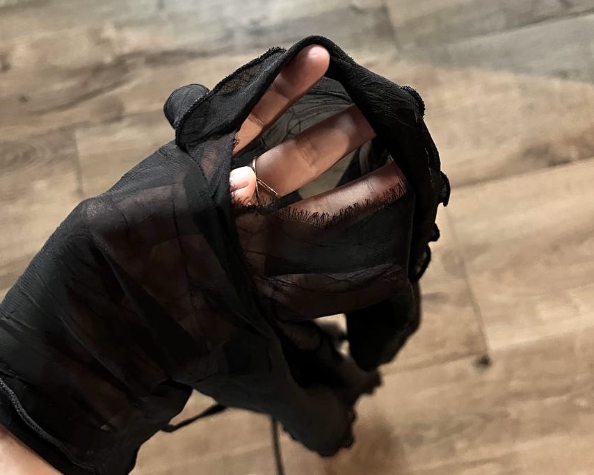 Вот такие дырки по всей блузке