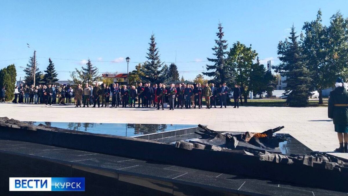    В Курске ко Дню города возложили цветы к мемориалу героев