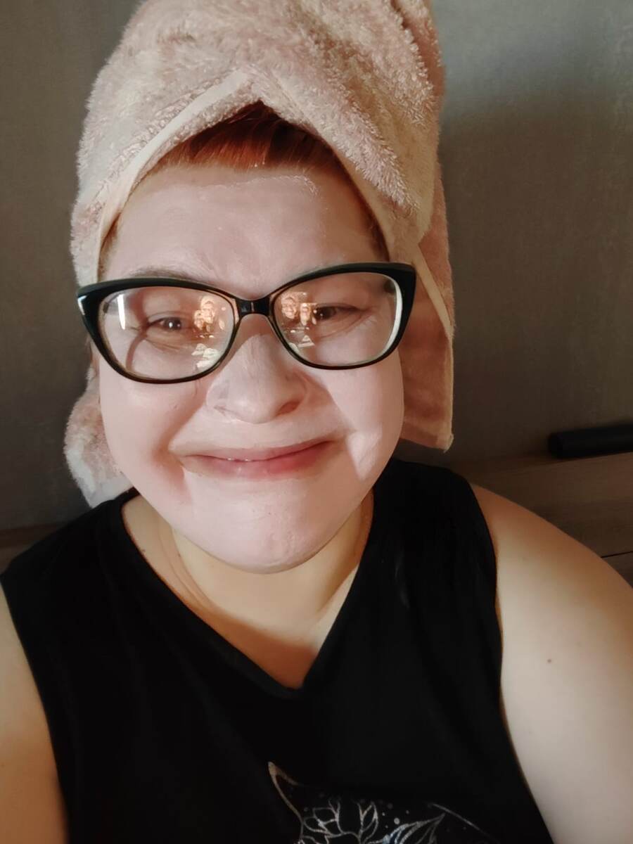 Фото - просто для поднятия настроения. Маска для лица из глины - топ!