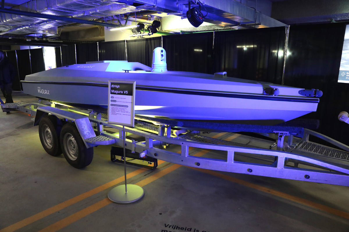 Весной 2025-го года Владимир Зеленский демонстрировал дрон "Magura V5" посетившим Киев бельгийским партнерам. Hennadii Minchenko / Keystone Press Agency