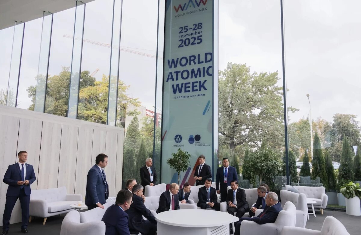    Гостям атомного форума показали макет ядерного реактора с музыкой