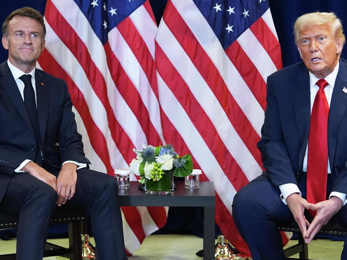    Президент США Дональд Трамп и президент Франции Эмманюэль Макрон во время встречи на полях Генассамблеи ООН © AP Photo / Evan Vucci