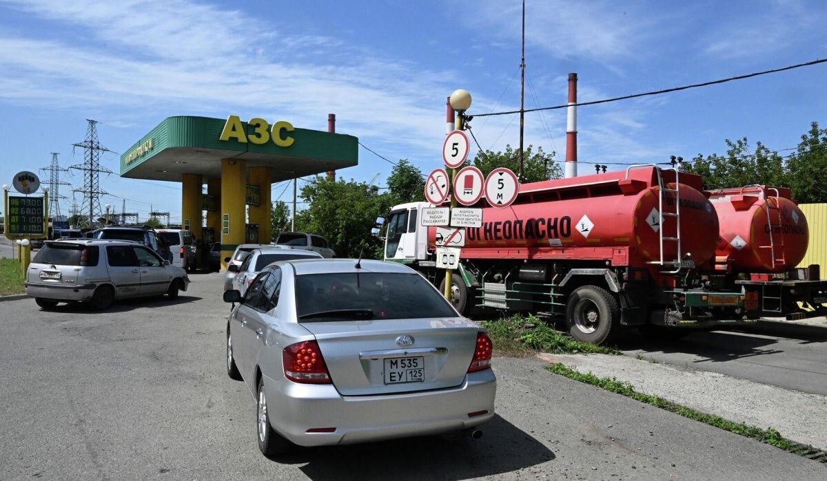     Очередь из автомобилей на заправочной станции во Владивостоке. Источник: © РИА Новости Автор фото: Виталий Аньков