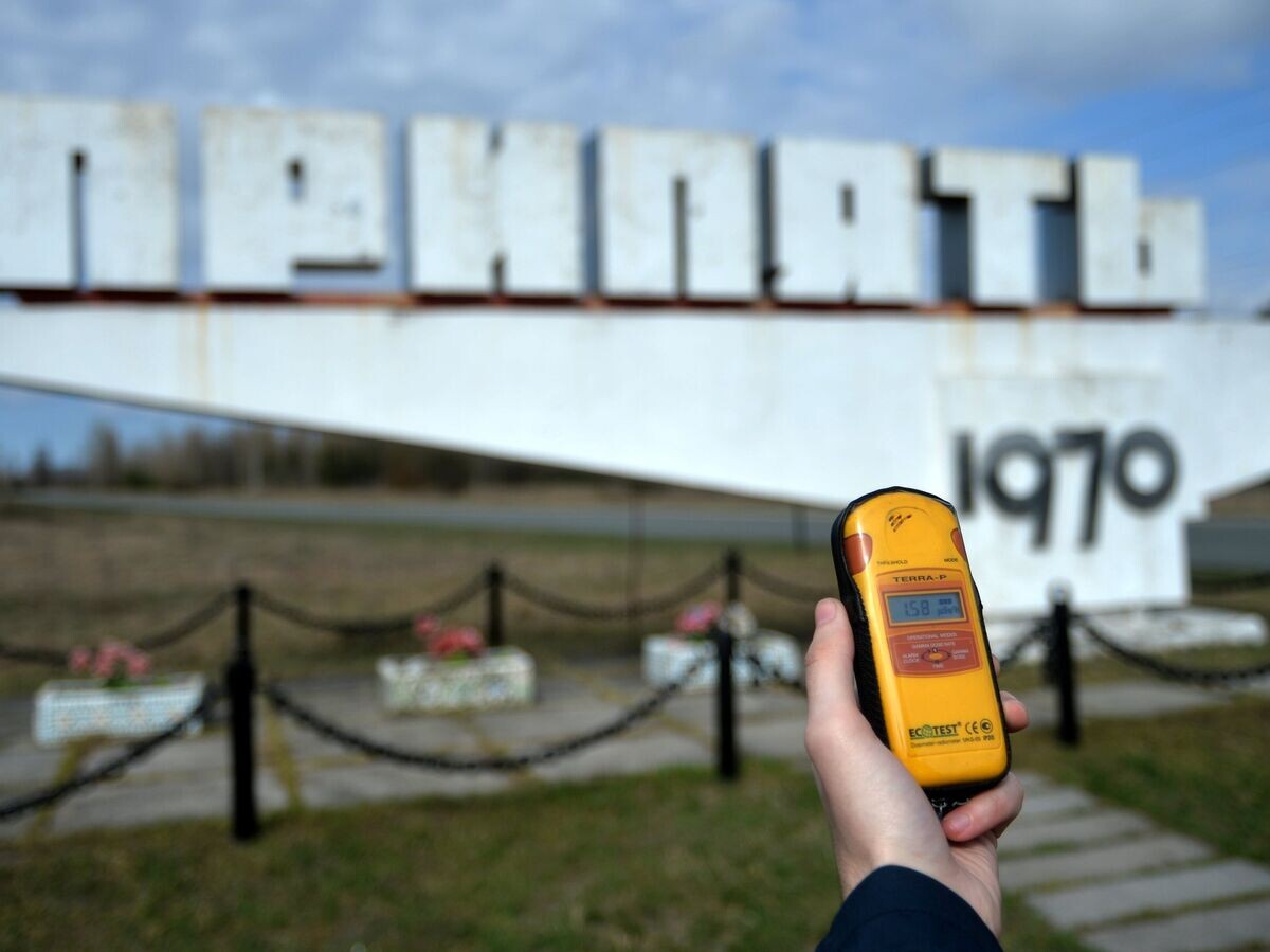    Замер радиационного фона в эвакуированном после аварии на ЧАЭС городе Припять в Чернобыльской Зоне Отчуждения© РИА Новости / Евгений Котенко