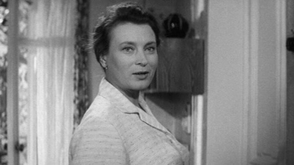 Фото: Любовь Соколова в фильме "Я шагаю по Москве" исполнила роль мамы Коли