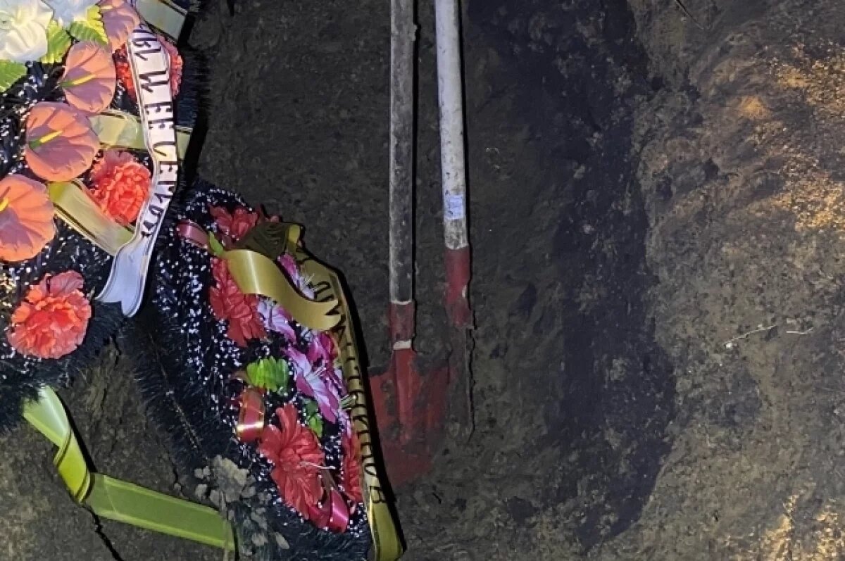    На кладбище в Лунино местные жители нашли могилу, которую начали раскапывать.