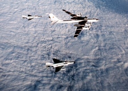    Американцы подняли по тревоге свои самолёты из-за российских истребителей и бомбардировщиков вблизи Аляски