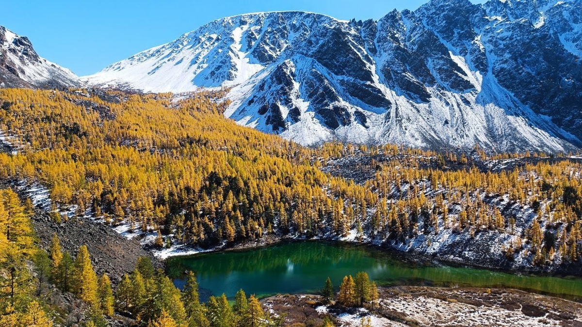 Куехтонарские (Куектанарские) озера находятся выше 2000 метров над уровнем моря на Курайском хребте. 