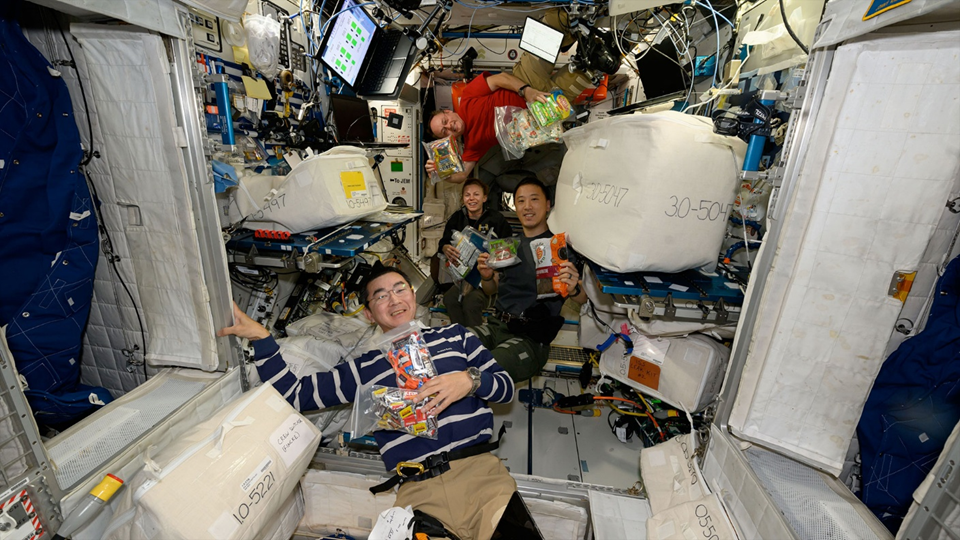 Конфеты Reese's с арахисовым маслом, шведская рыба, Mike & Ike и вяленая говядина — вот лишь некоторые из угощений, доставленных на грузовом корабле Cygnus XL компании Northrop Grumman для членов экипажа 73-й экспедиции Майка Финке, Зены Кардман, Джонни Кима и Кимии Юи. Фото: space.com