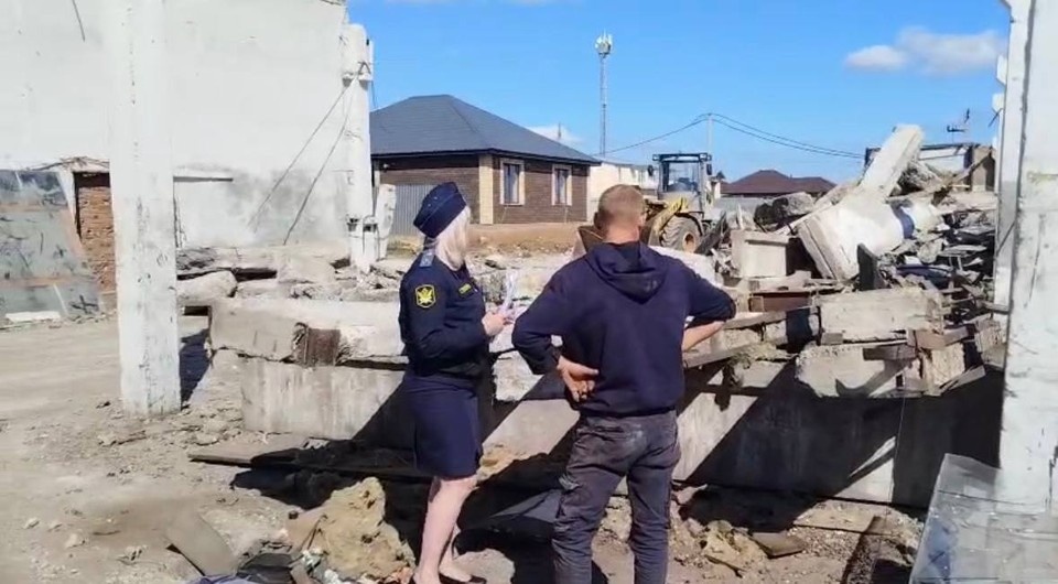    Так как владелец не предпринял действий, судебные приставы организовали демонтаж своими силами. Фото: ФССП Оренбуржья