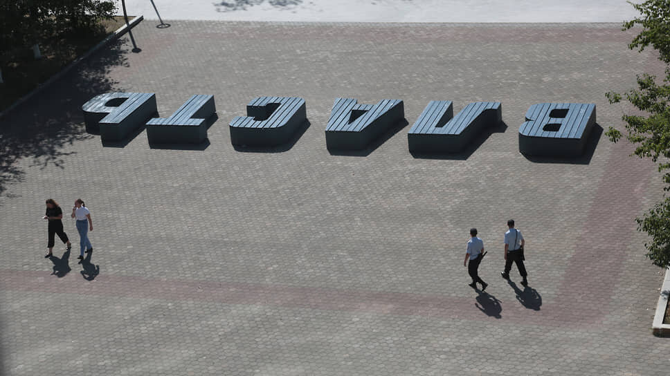 Первые арт-объекты времен культурной революции начали появляться в 2009 году. Среди наиболее ярких дизайн-проектов — красная буква «П», гигантская надпись «Власть» перед законодательным собранием, двухметровые скульптуры-урны «Трешмены», баннер с 77 зелеными человечками. Губернатор Олег Чиркунов, решивший сделать Пермь культурной столицей Европы, средств на это не жалел.📷Фото: Максим Кимерлинг / Коммерсантъ