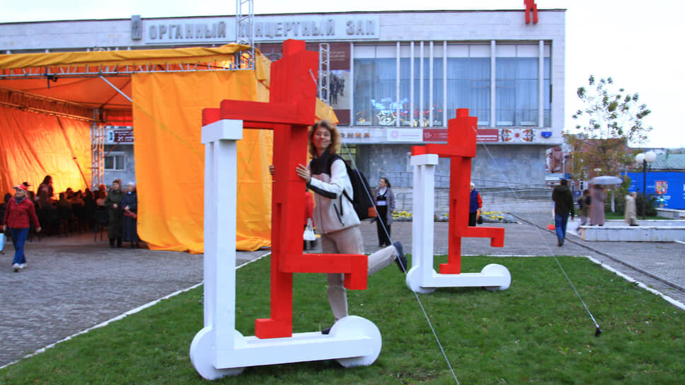 Всего было установлено четыре «красных человечка». Один разместился на крыше Органного концертного зала — места постоянных заседаний парламента Пермского края, остальные — на лужайке перед правительственным домом на ул. Ленина, 51.📷Фото: Максим Кимерлинг / Коммерсантъ