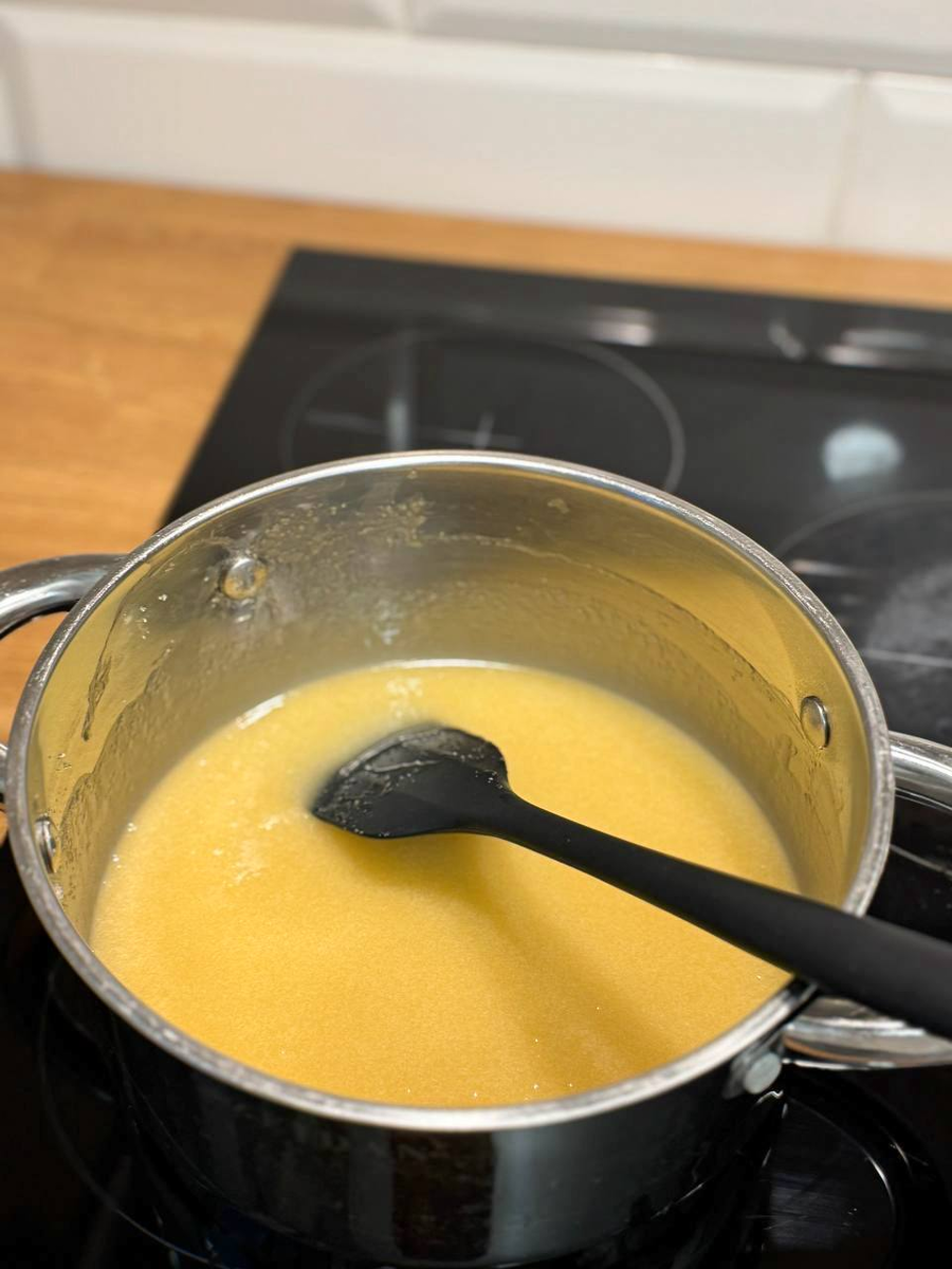 Сахар, мед и масло в кострюле