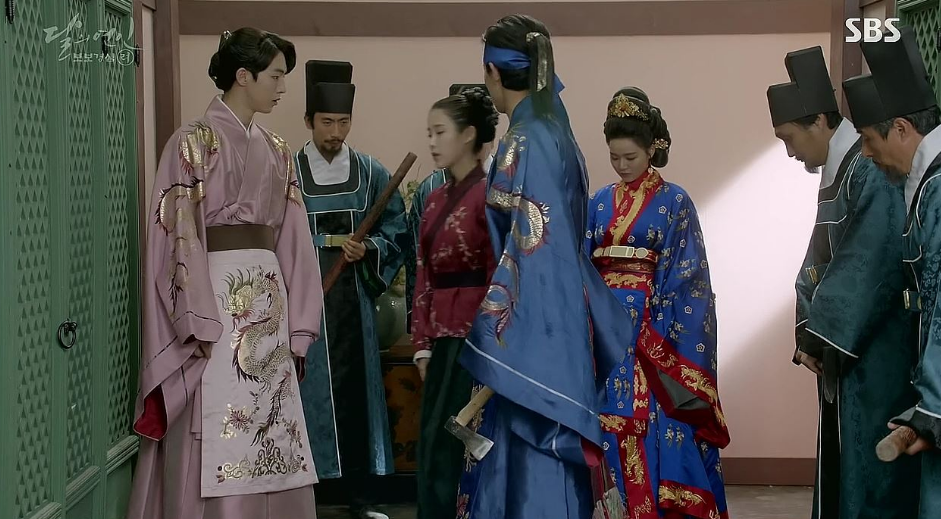 Пример критического отзыва об игре Айю. Зритель пытается разобраться. Известно, что режиссёр “Лунных влюблённых” “дал свободу” актерам и сказал им “Делайте, что хотите”, имея в виду построение образов персонажей. Складывается впечатление, что IU сказала “Окей, сыграю… себя”.  И вот результат: там, где должна быть актёрская игра — мы видимо одни  неловкости без объяснения. Яркий пример  — сцена с  десятым принцем, который не хочет идти на собственную свадьбу и придворные зовут Хэ Су, чтобы та его убедила. Я одна считаю, что зрителю неловоко смотреть эту сцену?  Хъ Су, которая (в оригинале) относилась к десятому принцу как к брату, в кино выглядит раздраженной всеми этим делами стервозой. А зритель думает «Хэ Су, ну почему ты так груба с принцем?». Проблема тут не в сценрии и не в режиссере.  Настройки персонажа у IU сломаны. Дым без огня, пустота без содержания - так бы я ее и охарактеризовала. А режиссёр ещё и добавил «гениальные» крупные планы, которые обычно должны раскрывать эмоции актёра. В итоге они только выставляют напоказ все провалы — словно прожектор, направленный в пустоту. На экране мы видим не Хэ Су из исторической драмы, а всё ту же надменную IU в историческом наряде для фотосессии. 
