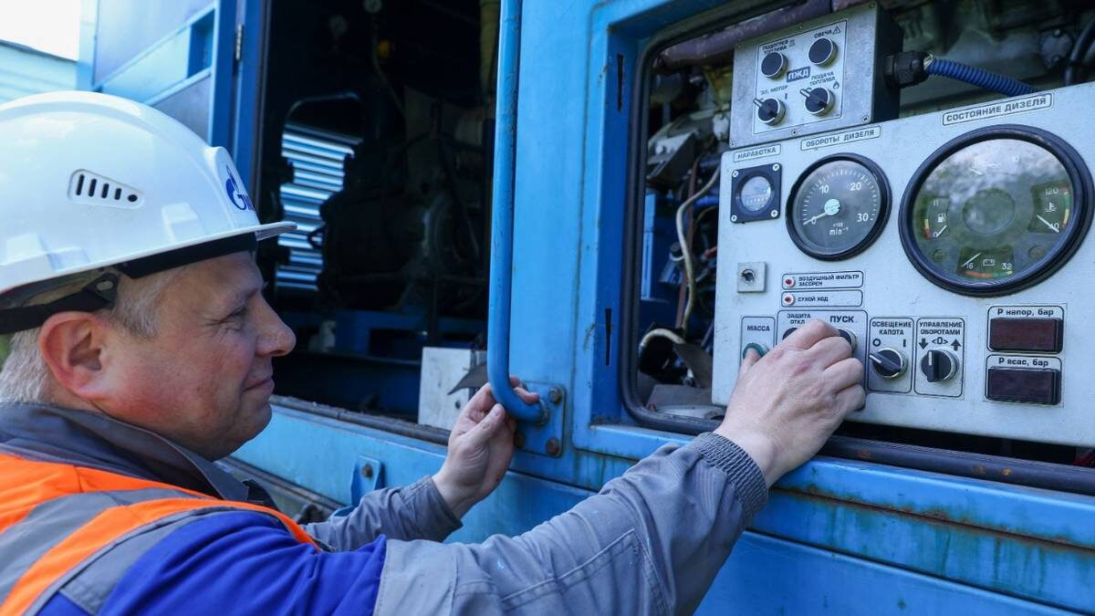    Сотрудник филиала ПАО «МОЭК» проверяет оборудование во время подготовки системы Москвы к сезону отопления 2025–2026 годов / Фото: Сергей Булкин / ТАСС