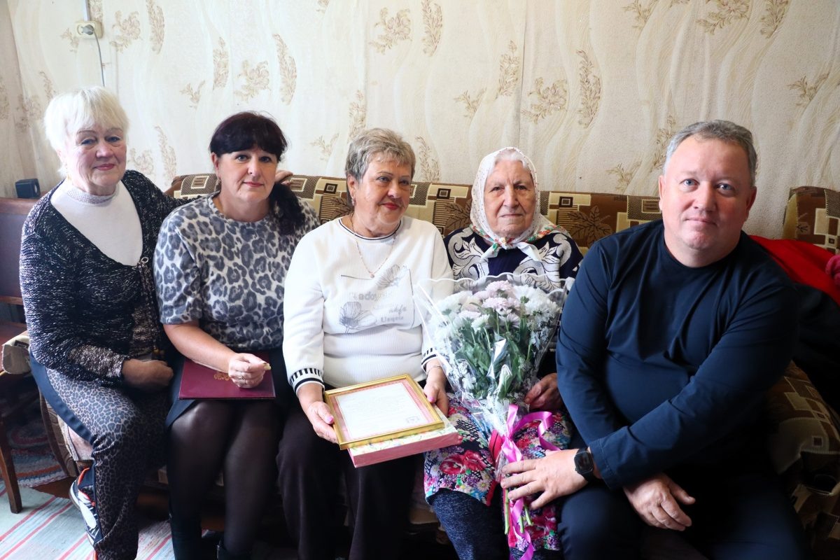    Именинницу поздравили представители районной администрации