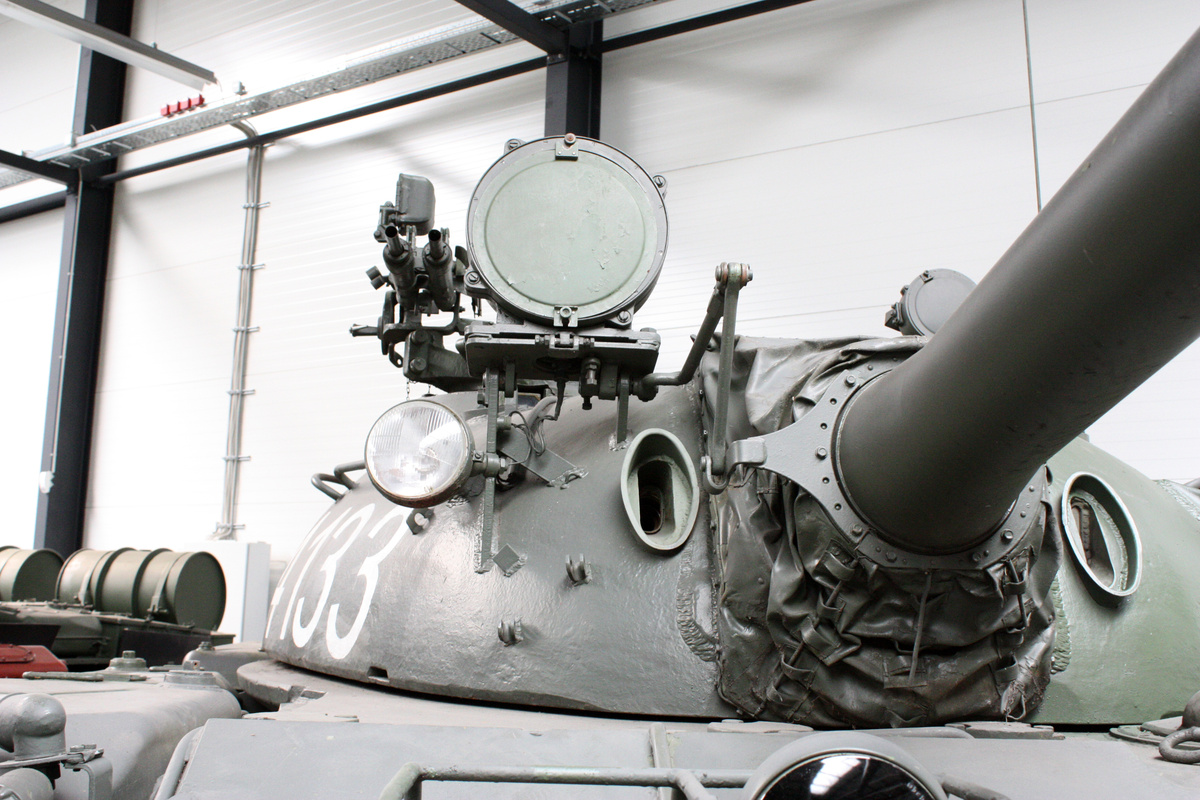 Прожектор Л-2Г на башне Т-55А