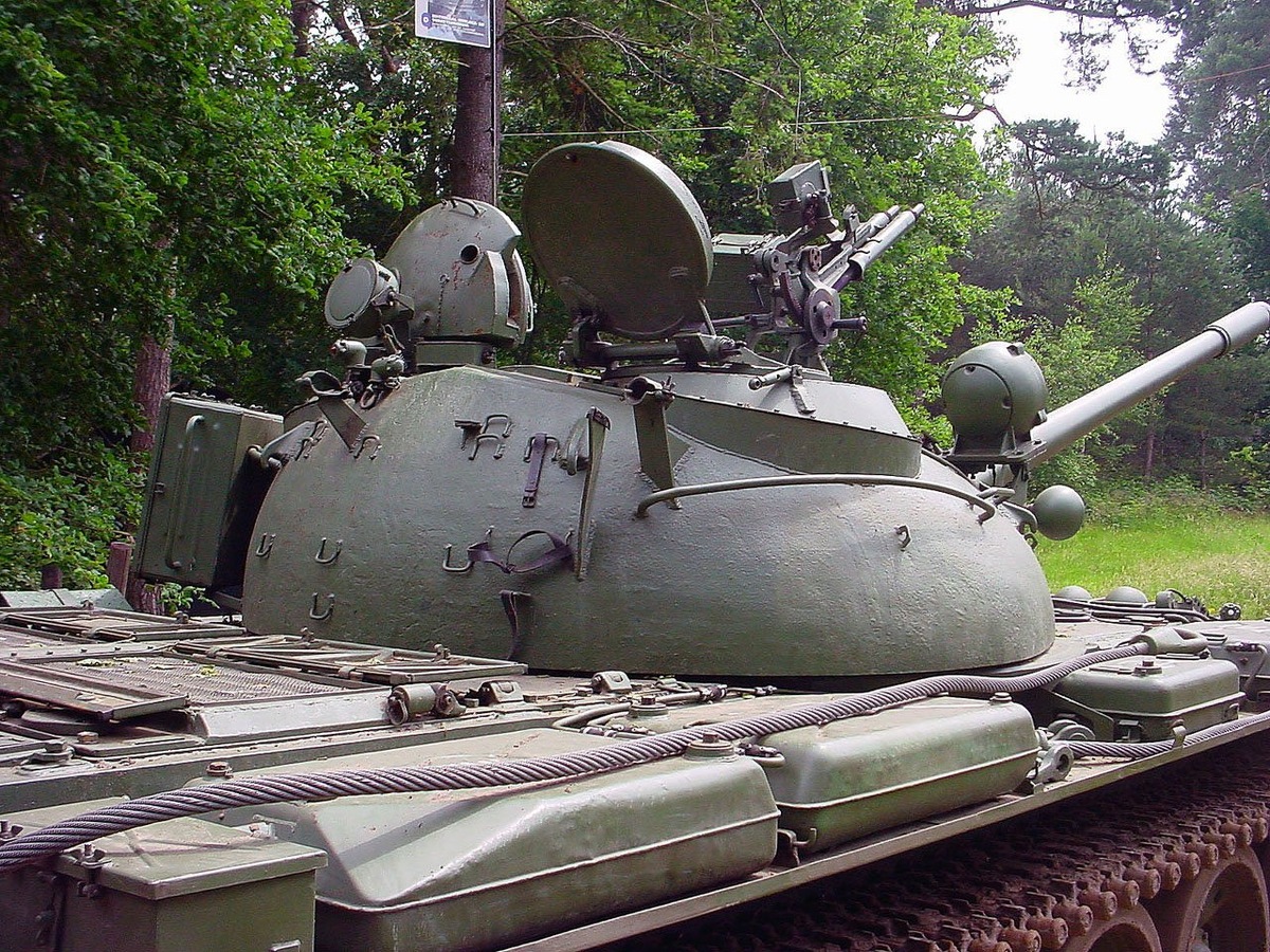 Прожектор Л-2Г на башне Т-55А