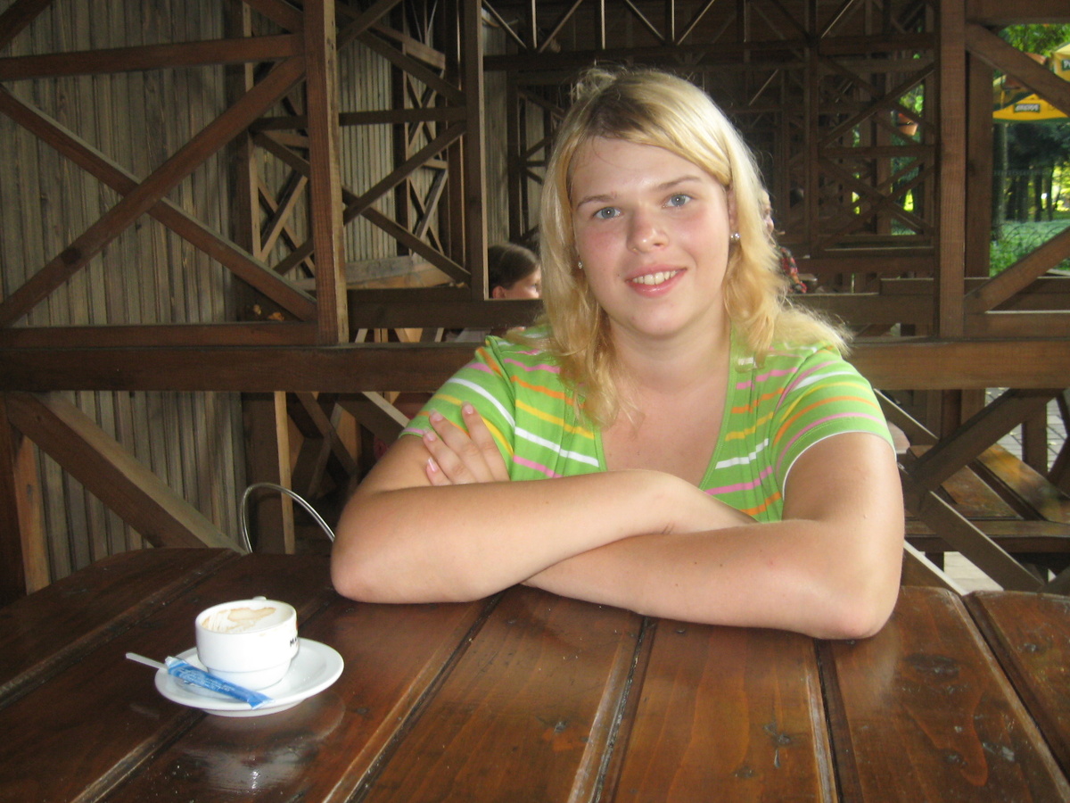 Из-за лишнего веса я всегда выглядела старше своих лет. Здесь мне около 15