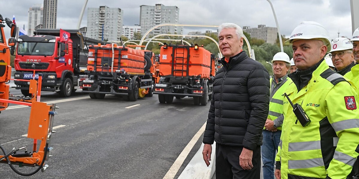 📷 1.1: Сергей Собянин и Сергей Кидяев (ИНГЕОКОМ) на фоне колонны дорожной техники  в момент старта движения | Владимир Новиков. Пресс-служба Мэра и Правительства Москвы. mos.ru