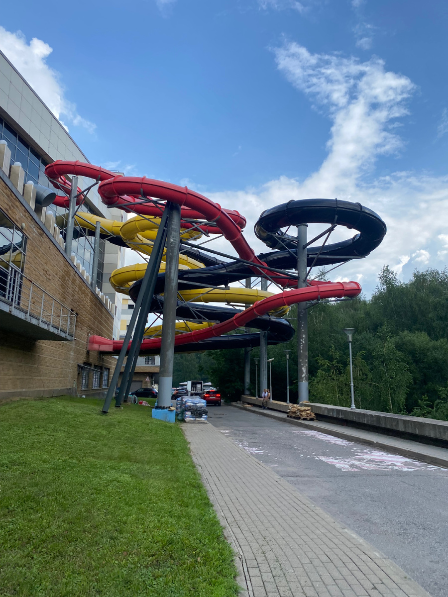 Горки выходят на улицу 