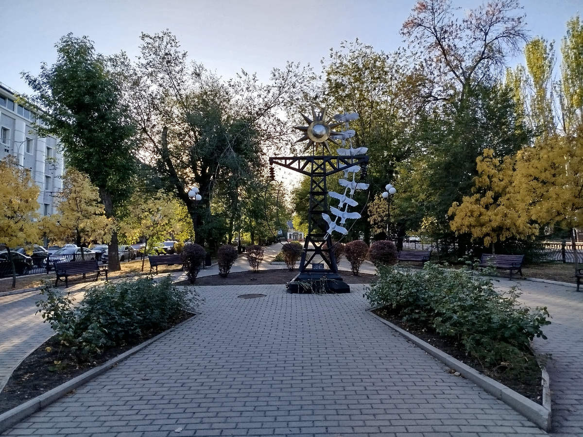 Памятник погибшим энергетикам в начале бульвара Шевченко.