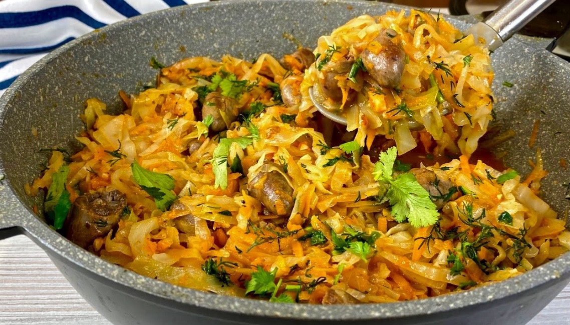 Бигос из двух видов капусты с куриными сердечками и сметанным соусом.