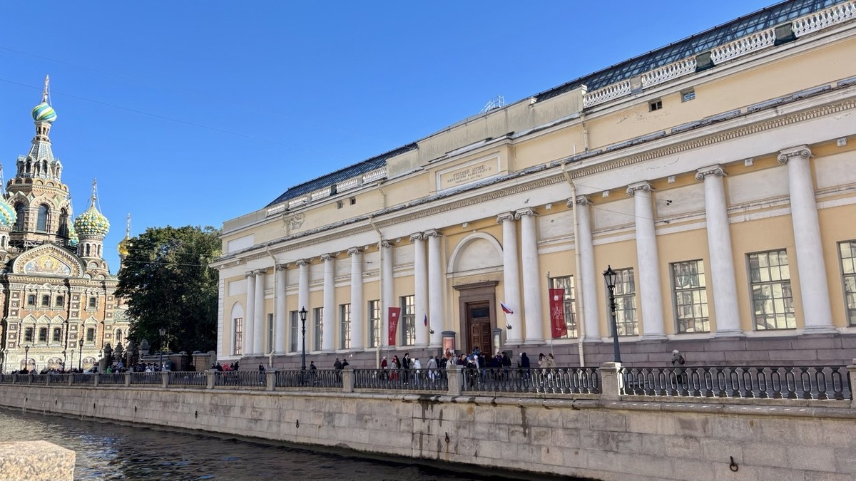 Народ, что толпится у корпуса Бенуа - это очередь на выставку