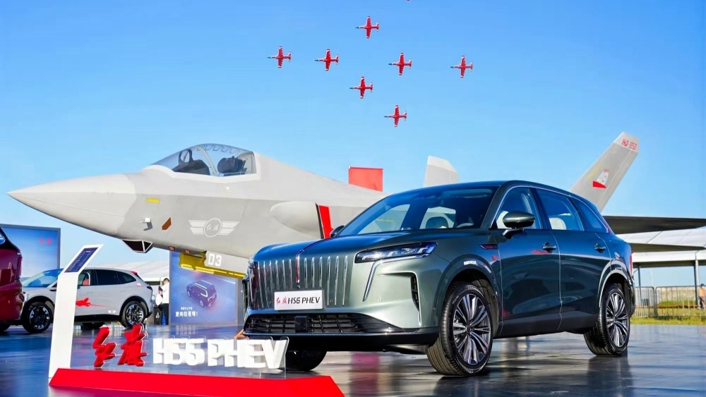 Презентация кроссовера Hongqi HS6 PHEV на авиасалоне в городе Чанчунь