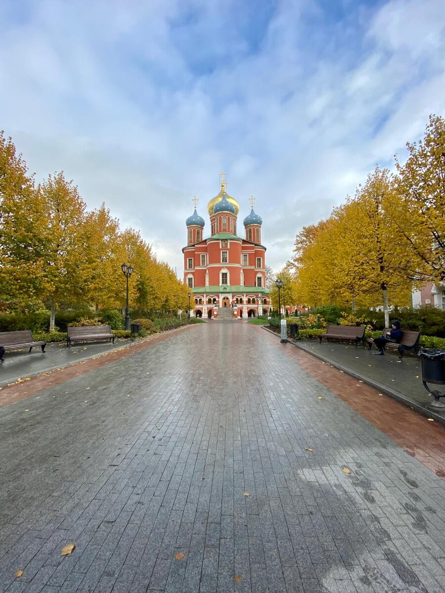 Вид на Донской (Большой) собор от западных ворот. Собор возведен в 1684-1698гг., посвящен Донской иконе Богоматери, устроительницей храма была сестра Петра I - царевна Екатерина Алексеевна.