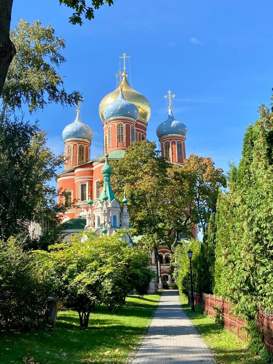 Большой собор с восточной стороны, рядом церковь во имя св. прп. Иоанна Лествичника. Построено в 18986-19  г. как фамильная часовня-усыпальница семьи Терещенко