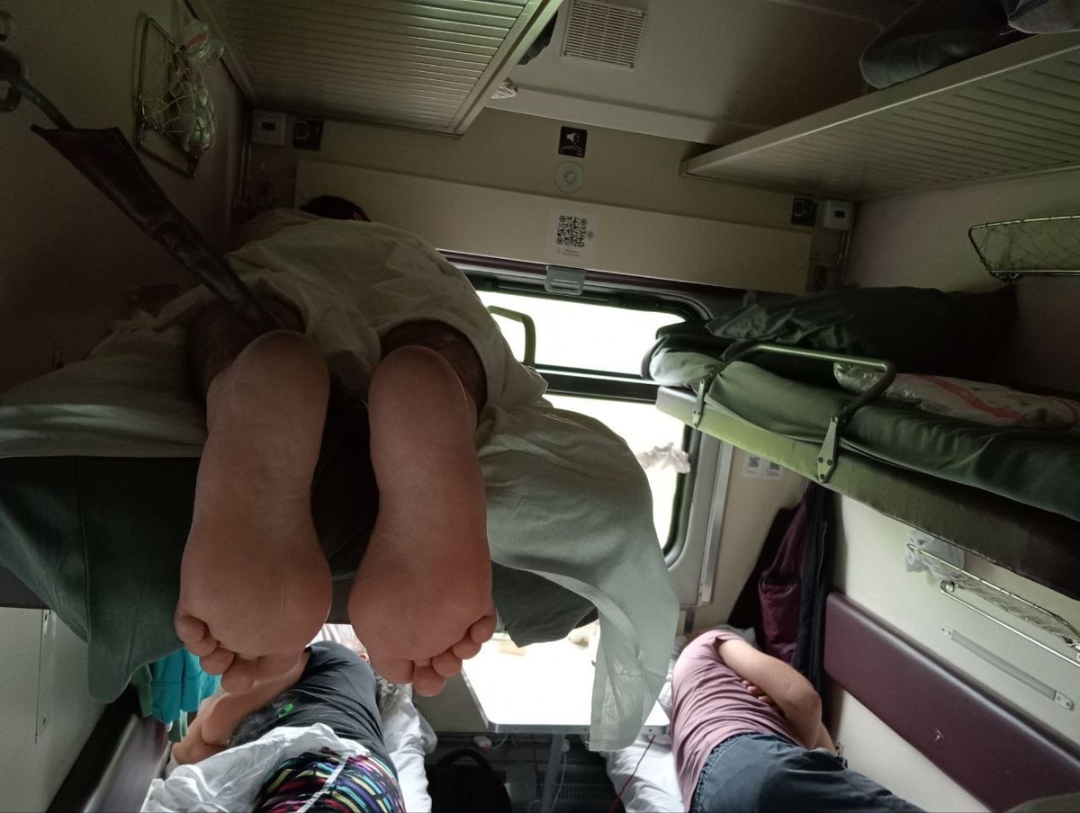    Путешествую на верхней полке - и всем советую: неожиданные плюсы "неудобного" места - поменяться точно не попросят!