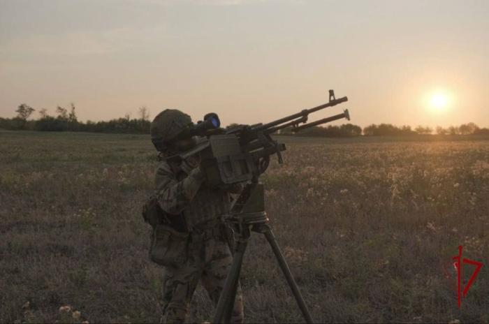 В ДНР росгвардейцы сбили очередную «Бабу-Ягу» на подлёте к жилой застройке. Вражеский коптер с крупным зарядом, направлявшийся к населённому пункту, уничтожен в воздухе мобильной огневой группой, источник Телеграм-канал Росгвардия