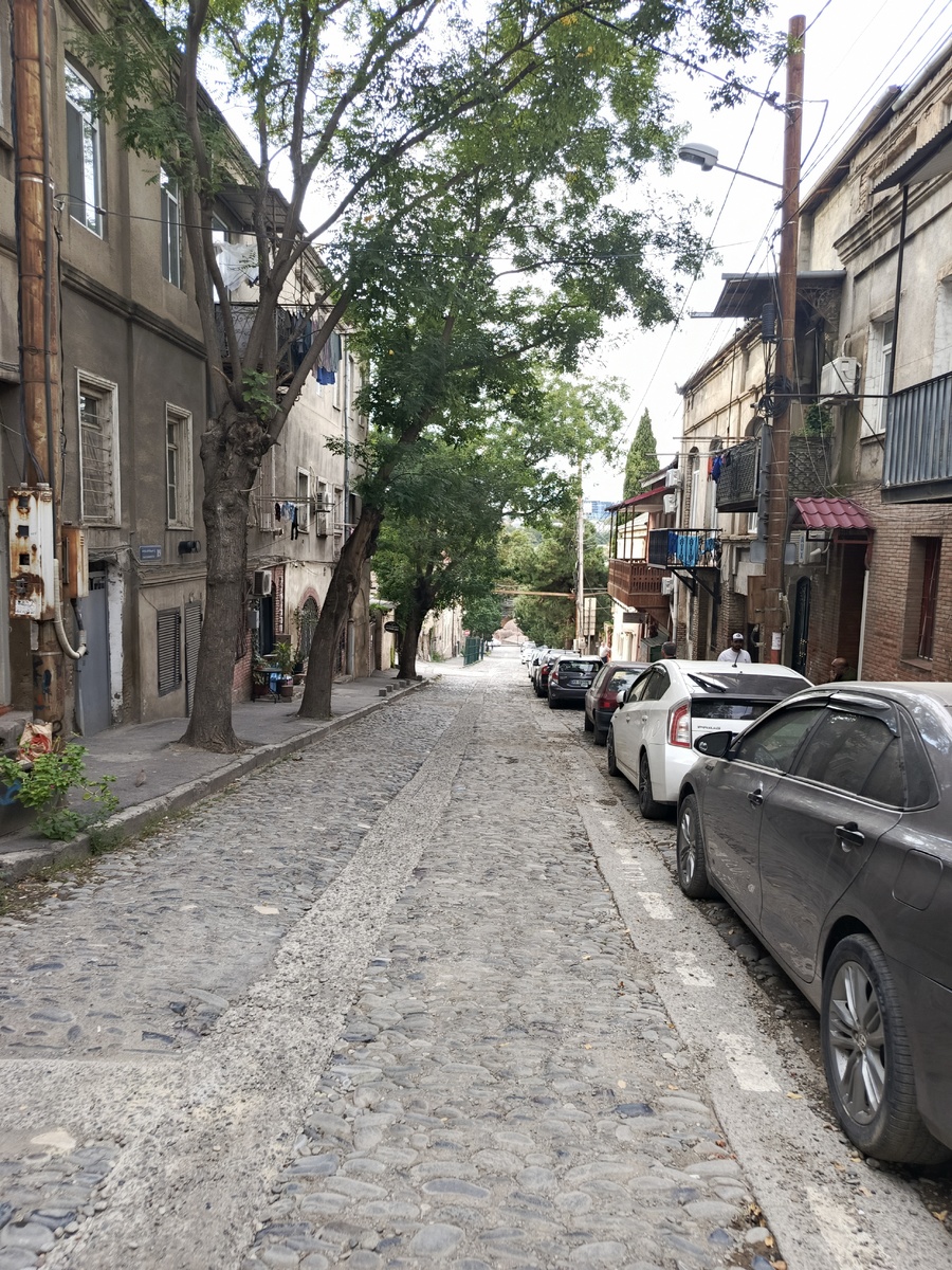 Улица по которой шли в старую часть города.