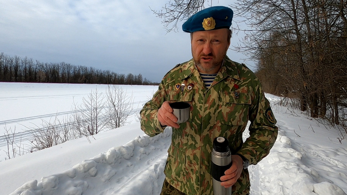 А вот и старый Папа, командир роты десантников учебки ВДВ СССР. Встречайте ребята мой новый фильм снятый специально для всех десантников и солдат и офицеров СА. Фото автора.