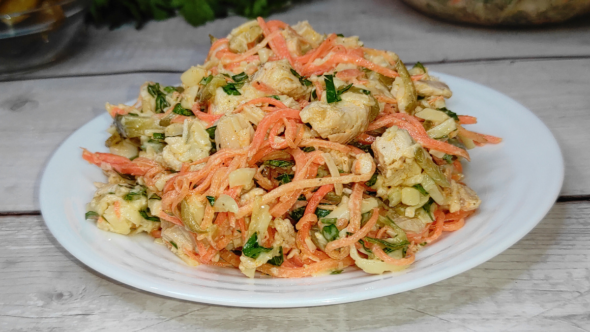 Салат "Лисичка" с морковью по-корейски и куриным филе. Фото автора.