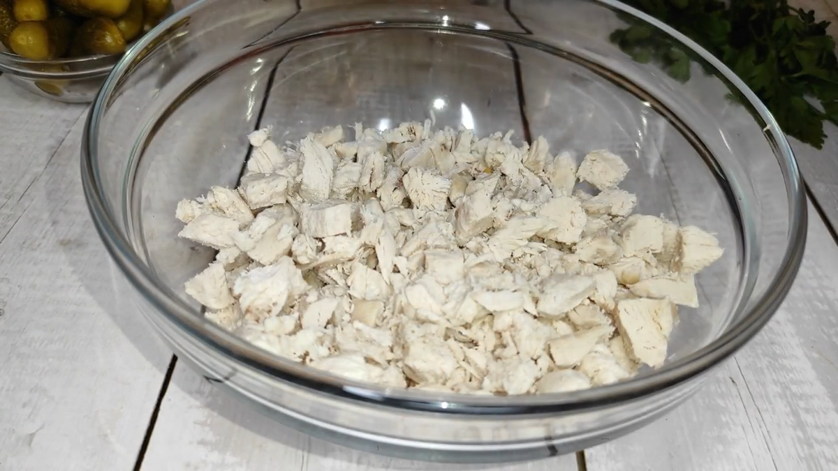 Салат "Лисичка" с морковью по-корейски с куриным филе. Фото автора.