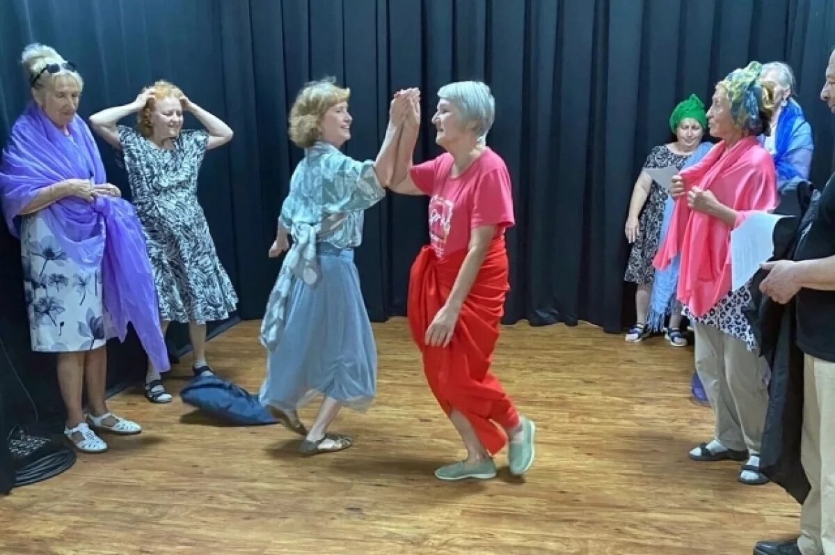    Участники плейбек-театра* на репетициях.