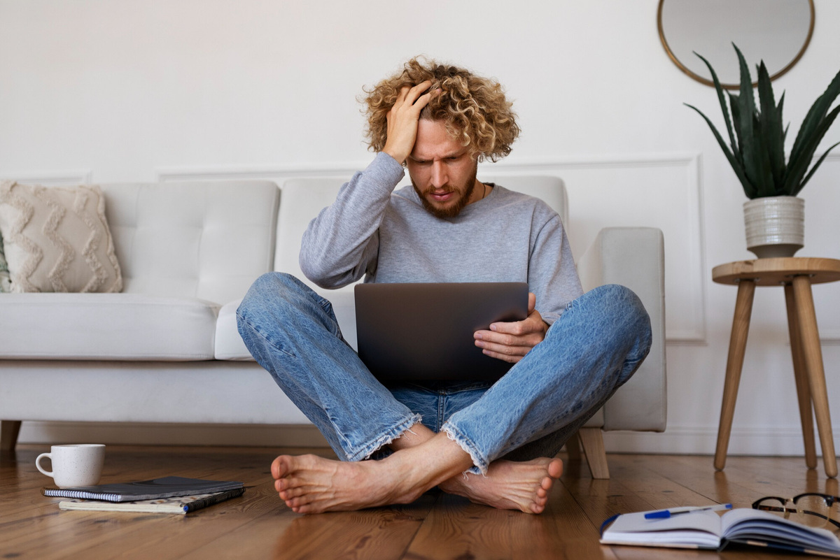     Думскроллинг уничтожает мозг: ученые выяснили, что чтение новостей приводит к психическим расстройствам