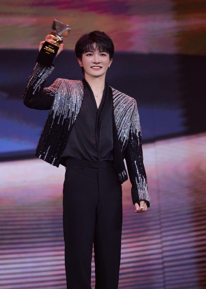 Чжоу Шэнь с наградой, фотографии из открытых источников