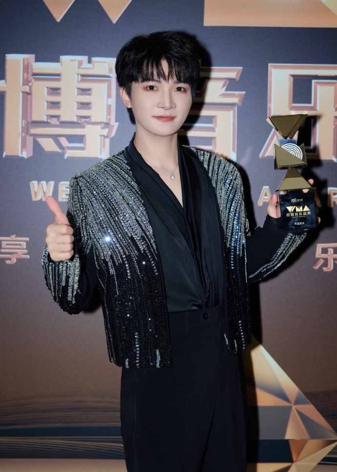 Чжоу Шэнь с наградой, фотографии из открытых источников