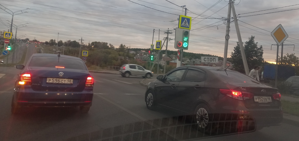 Кому налево стоят, кому прямо едут