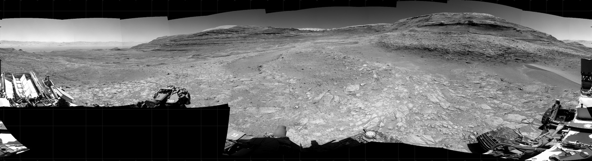 Круговая панорама сделана в цилинрической проекции из 31 снимка, сделанного правой навигационной камерой ровера в 4660 сол (15.09.2025). Локальное время - полдень. Панорама предоставлена командой ровера.