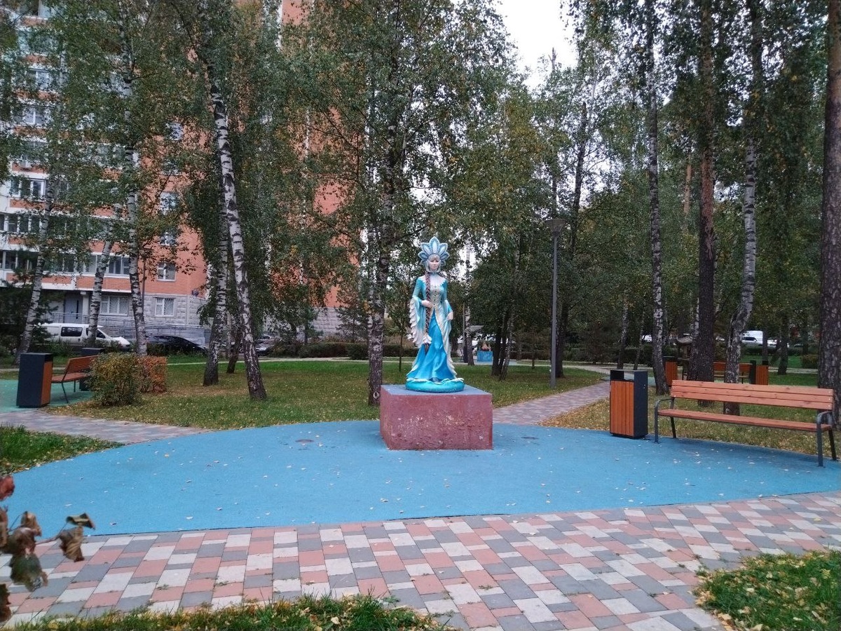 Будь ты хоть триста раз умница и красавица, всё равно кому-то не будешь нравиться. Худая - анорексичка, в теле - жируха, молодая - мелочь пузатая, в возрасте - старая кляча. Люди злые бывают, но я больше ориентируюсь на хороших, давайте, нас будет больше