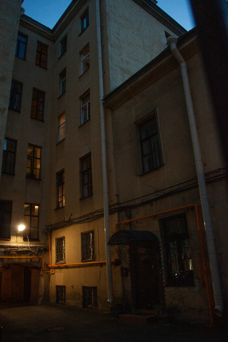 Темный двор. Жутко и атмосферно. Фото автора